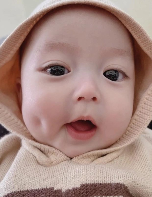 Hình Ảnh Em Bé Sơ Sinh Dễ Thương 13