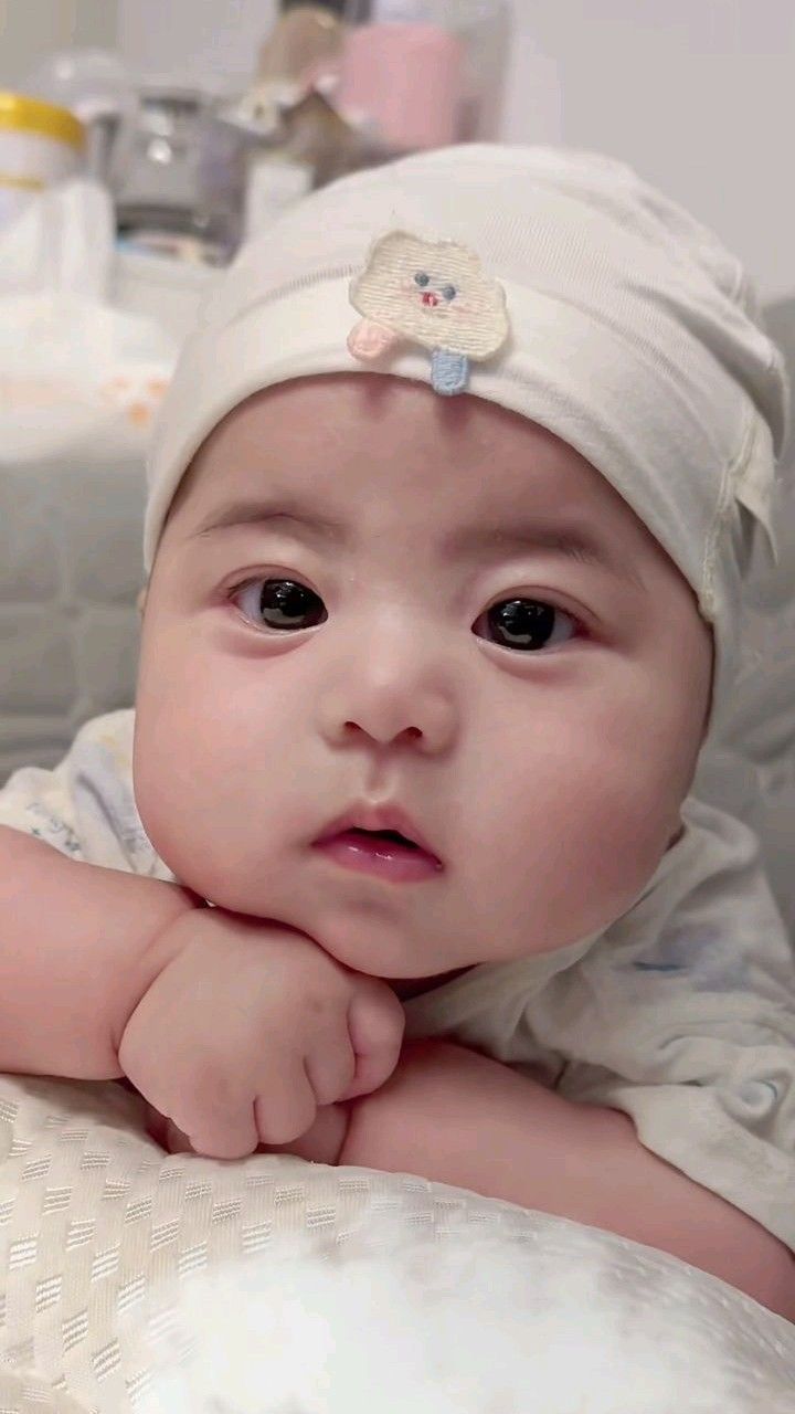 Hình Ảnh Em Bé Sơ Sinh Dễ Thương 12