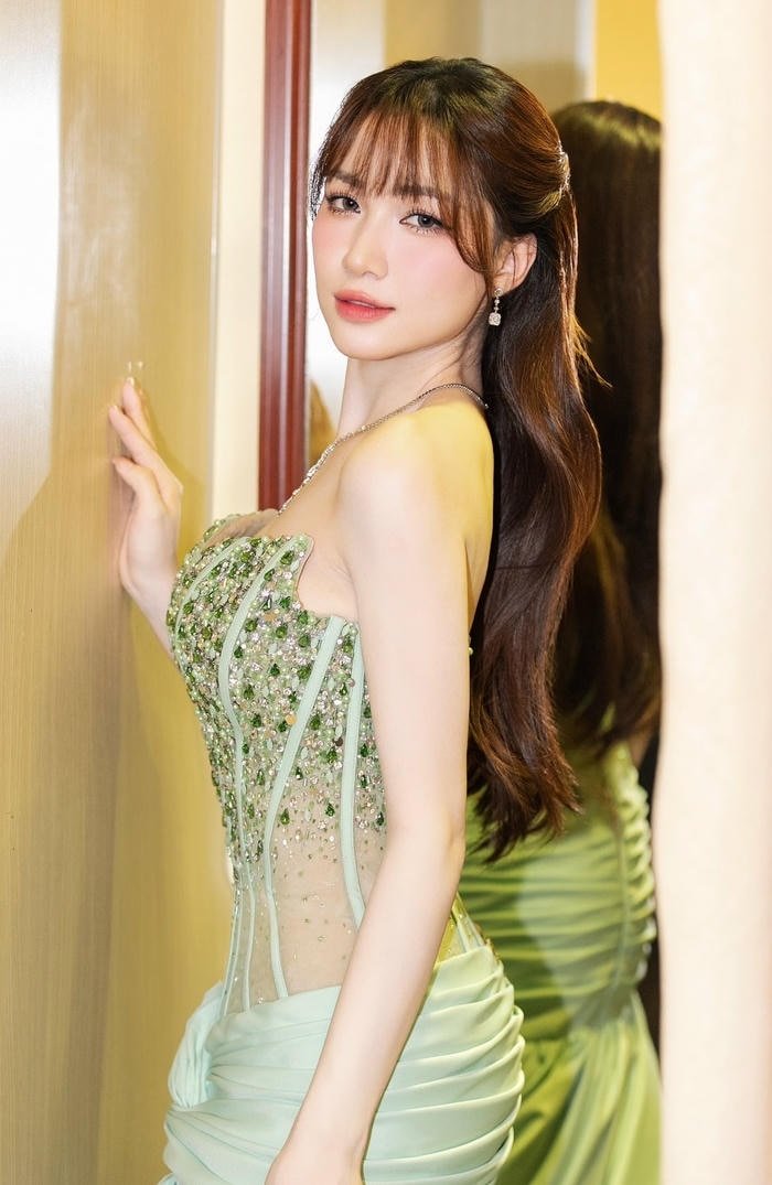 ảnh Hòa Minzy bikini 16