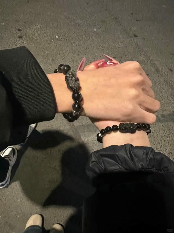 ảnh nắm tay nhau thật 40