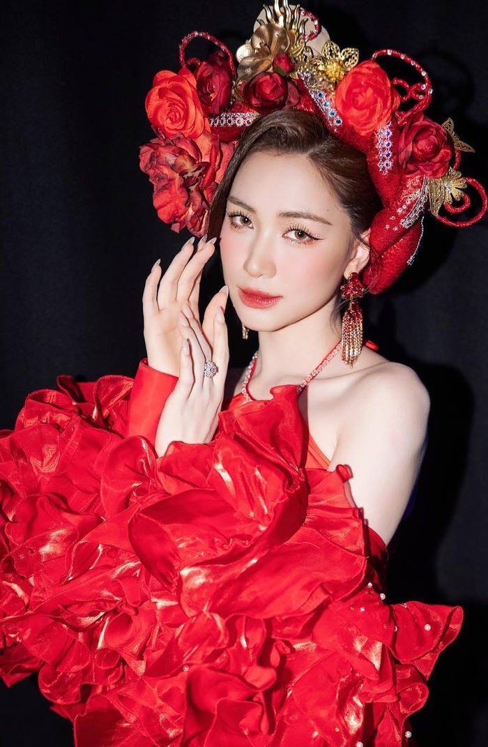 ảnh Hòa Minzy bikini 25