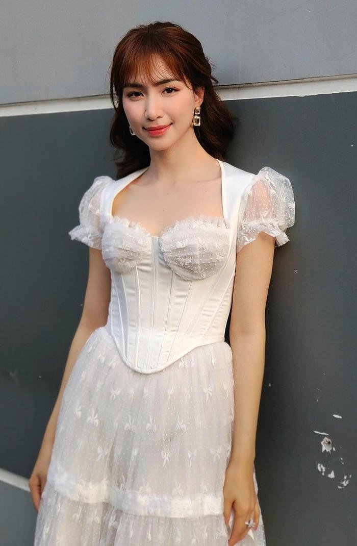 ảnh Hòa Minzy bikini 27