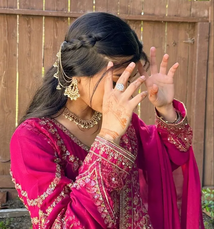 Attractive Instagram Hidden Face DP for Girls 44