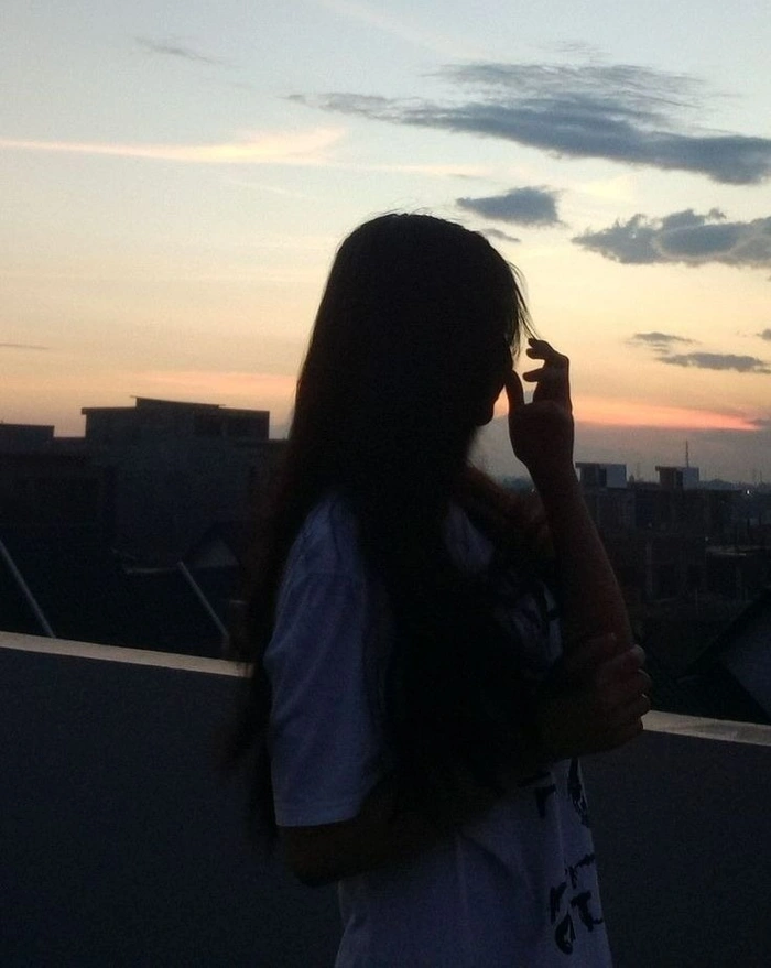 Attractive Instagram Hidden Face DP for Girls 48