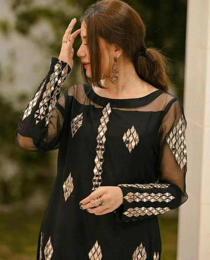 Attractive Instagram Hidden Face DP for Girls 49