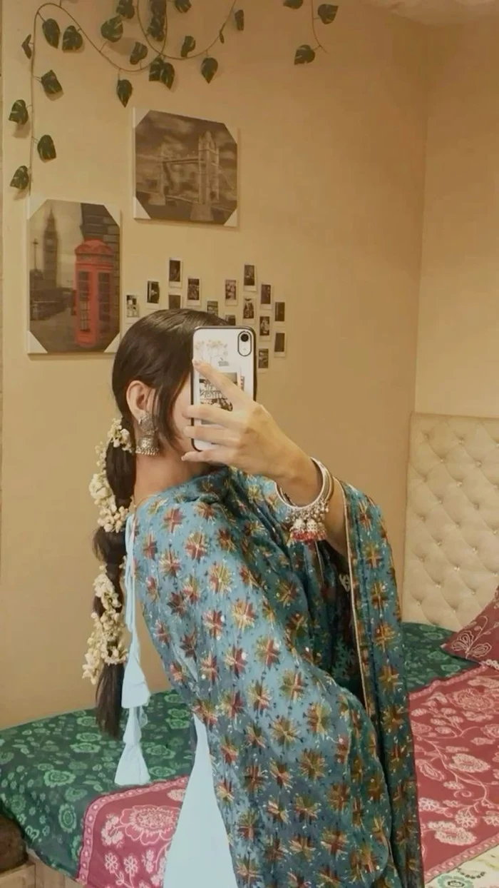 Attractive Instagram Hidden Face DP for Girls 50