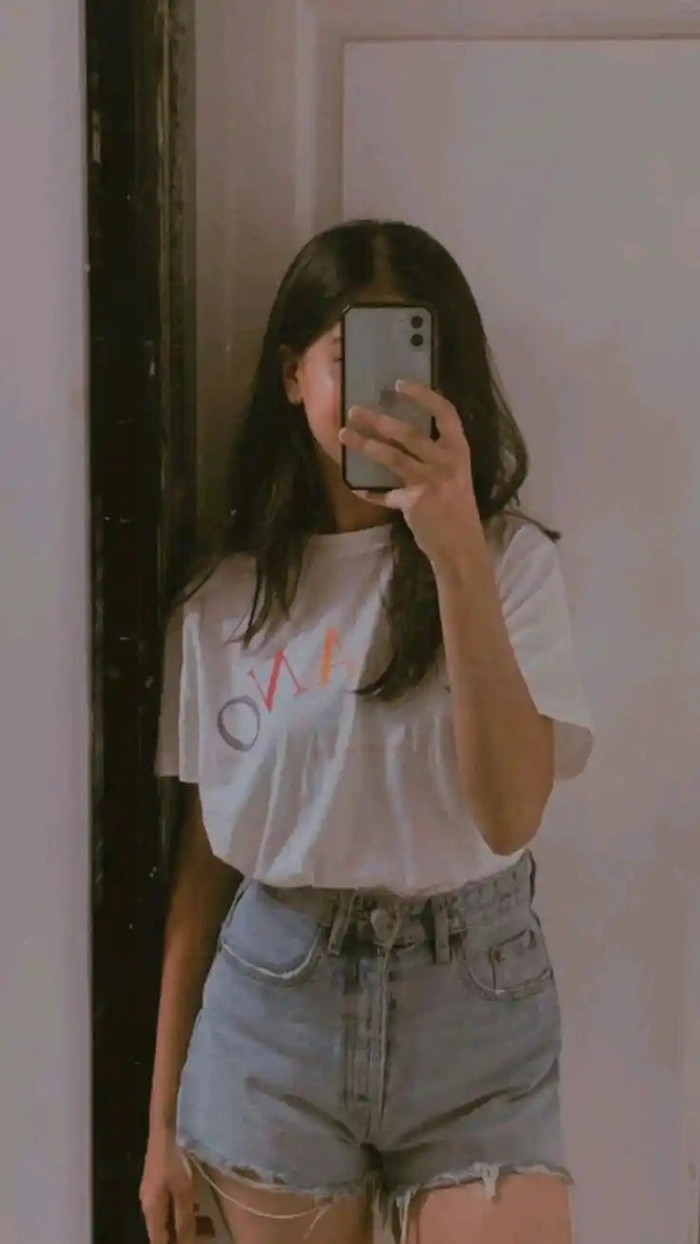 Attractive Instagram Hidden Face DP for Girls 54