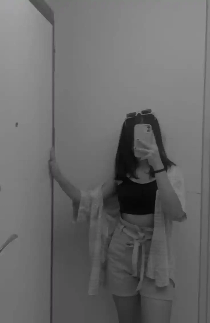 Attractive Instagram Hidden Face DP for Girls 55