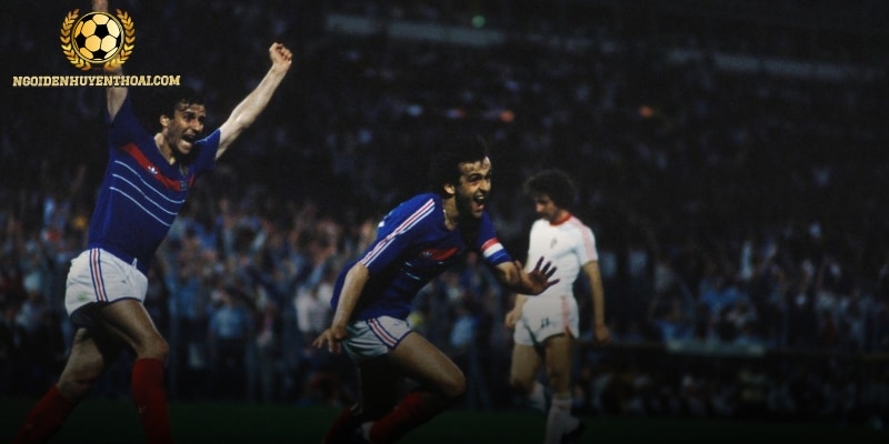 Platini tuyên bố giải nghệ năm 1987 khi mới 32 tuổi