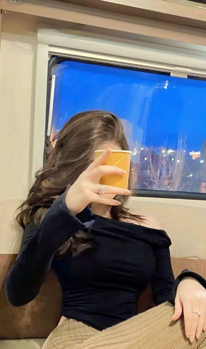 Attractive Instagram Hidden Face DP for Girls 58