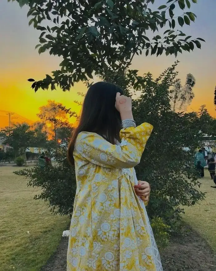 Attractive Instagram Hidden Face DP for Girls 59