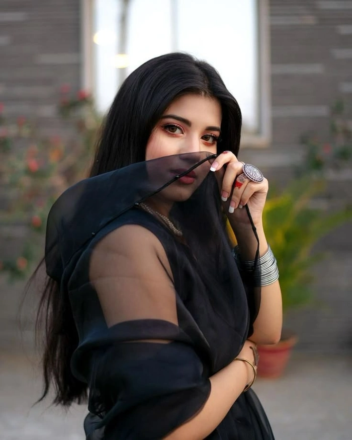 Attractive Instagram Hidden Face DP for Girls 64