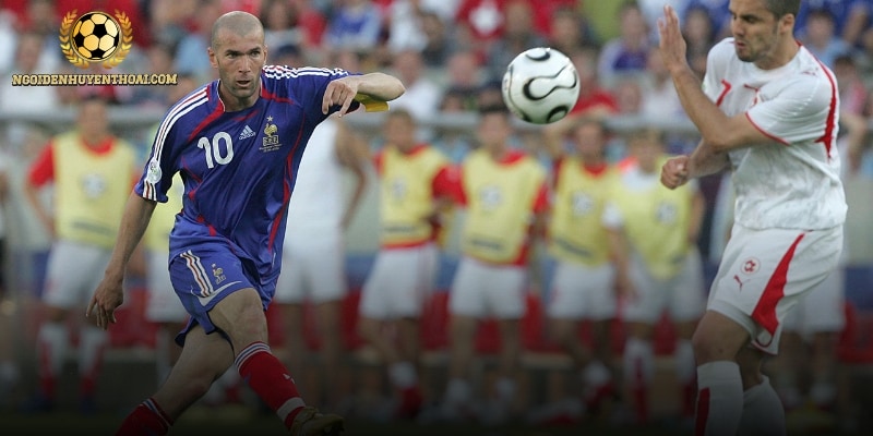 Vị trí đầu tiên trong top các tiền vệ vĩ đại là Zinedine Zidane