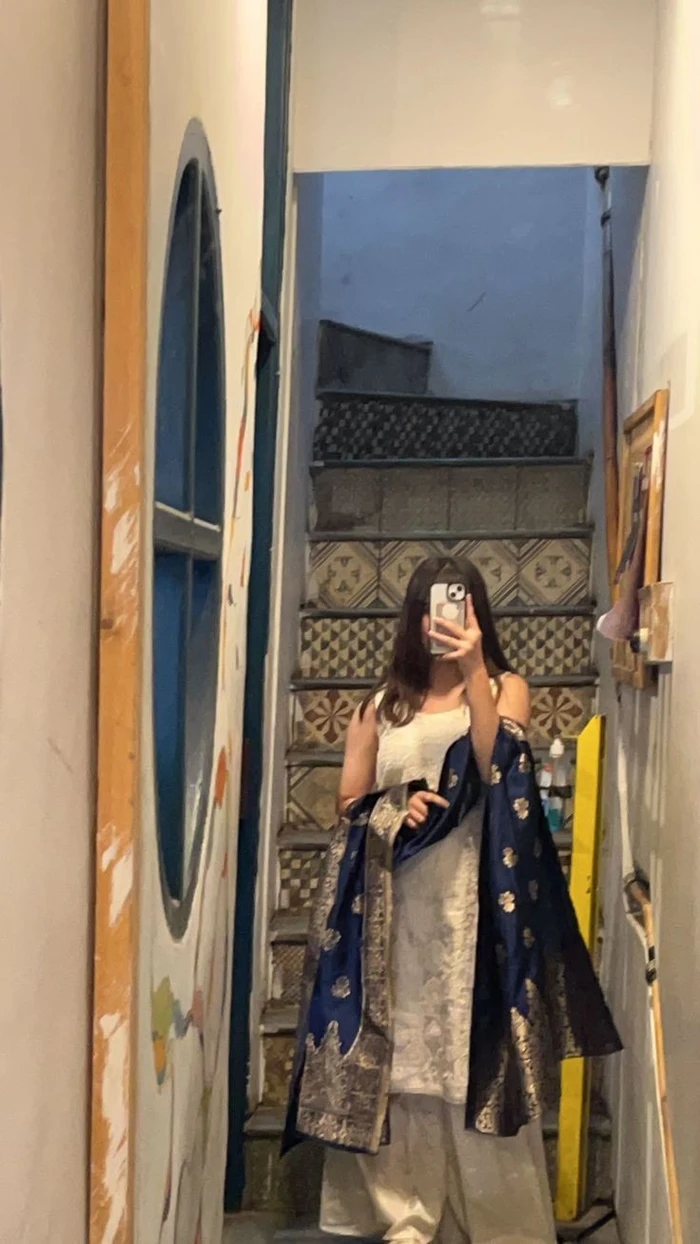 Attractive Instagram Hidden Face DP for Girls 66