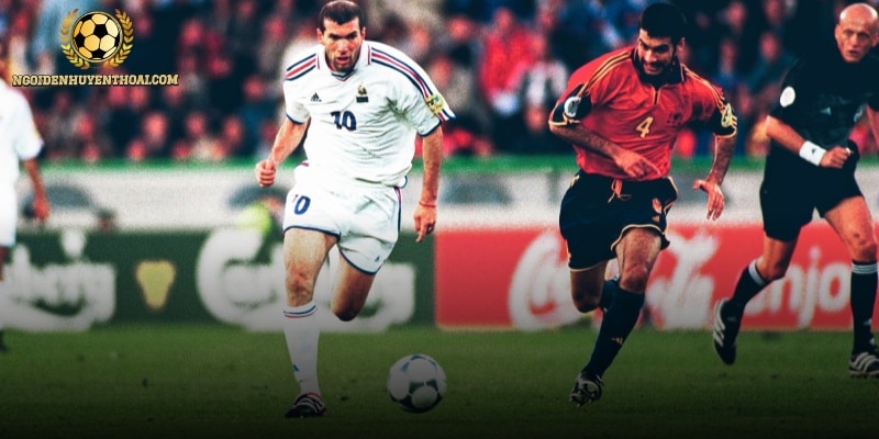 Zinedine Zidane thuộc top tiền vệ trung tâm vĩ đại